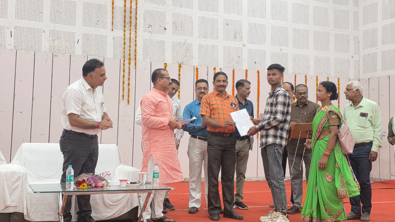 शिक्षा विभाग की समीक्षा बैठक सम्पन्न, कलेक्टर ने शिक्षकों की उपस्थिति, स्वच्छता, पौष्टिक मध्यान्ह भोजन एवं गुणवत्तापूर्ण शिक्षा के दिए निर्देश